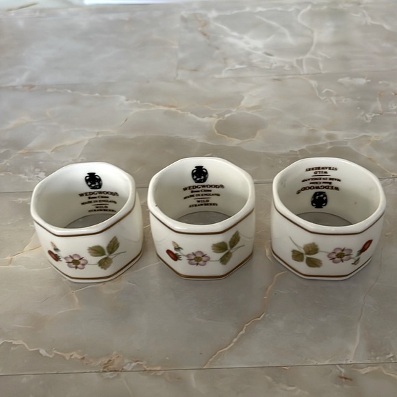 Wedgwood / wild strawberry /napkin rings/ set of 3 - Picture 1 of 4
